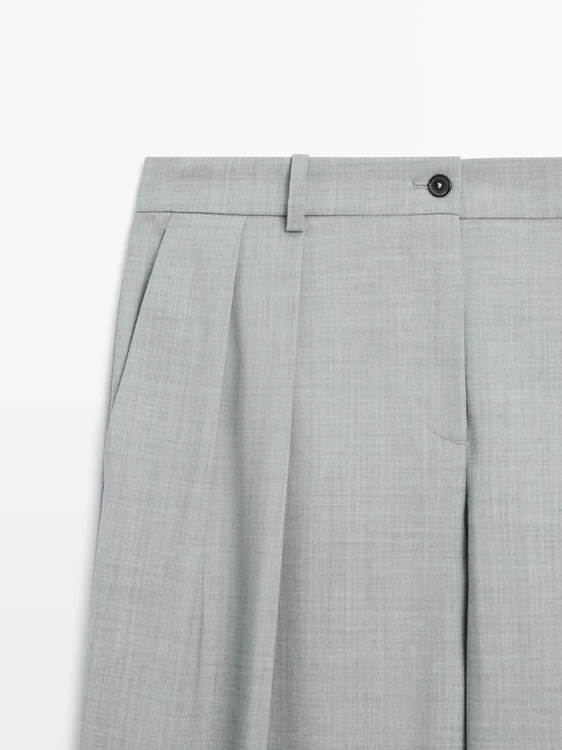 Flowing trousers with darts