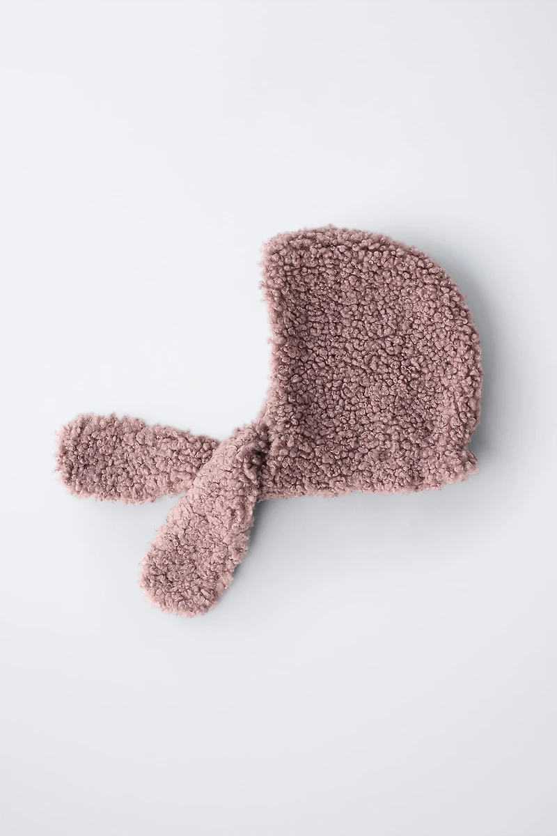 FLEECE HAT WITH NECK DETAIL