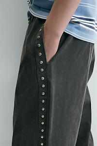 PANTALON RELAXED FIT CLOUS MATIÈRE SYNTHÉTIQUE