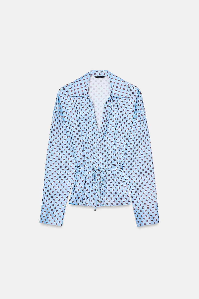 CHEMISE SATINÉE À POIS AVEC CEINTURE