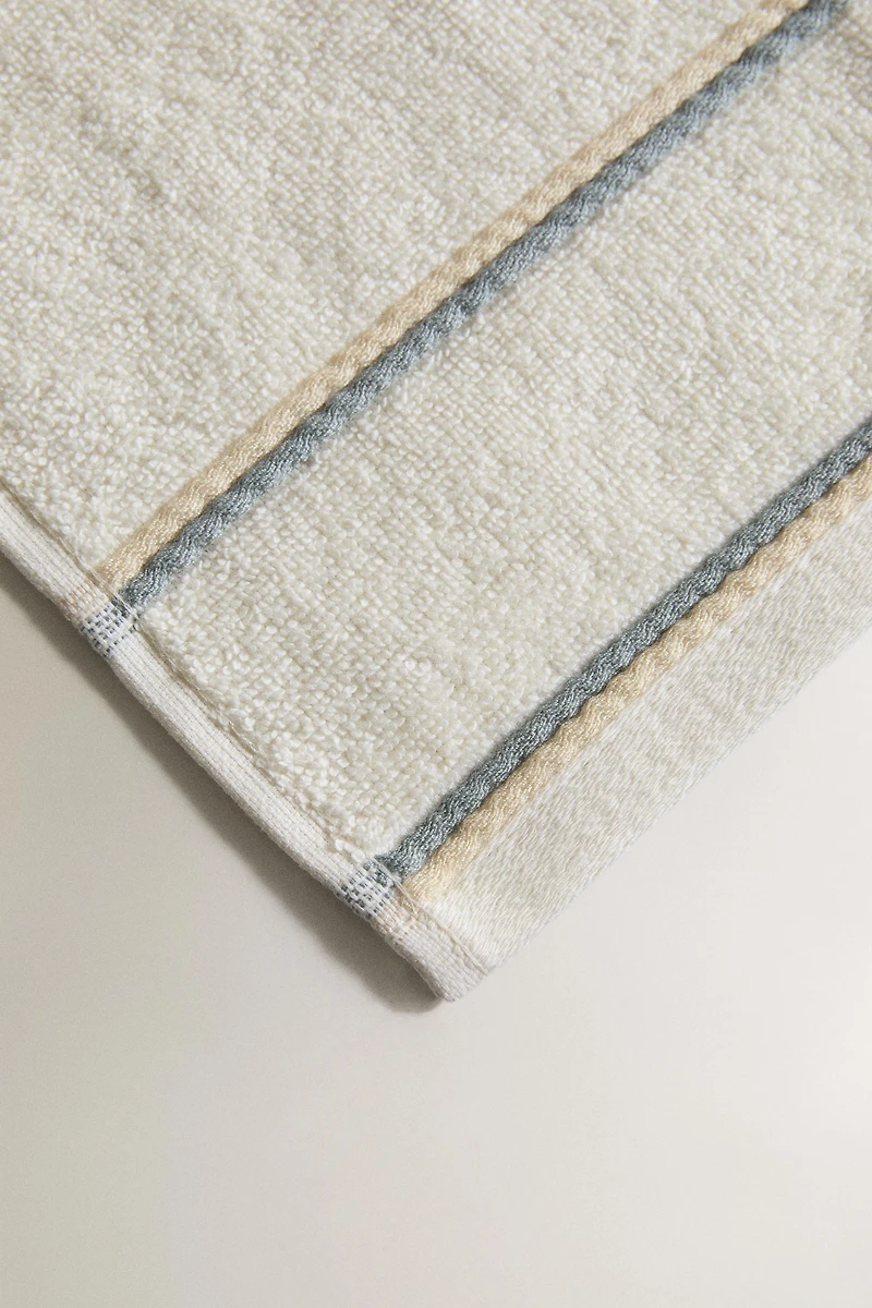 BATH TOWEL WITH DOUBLE CONTRAST PIPING