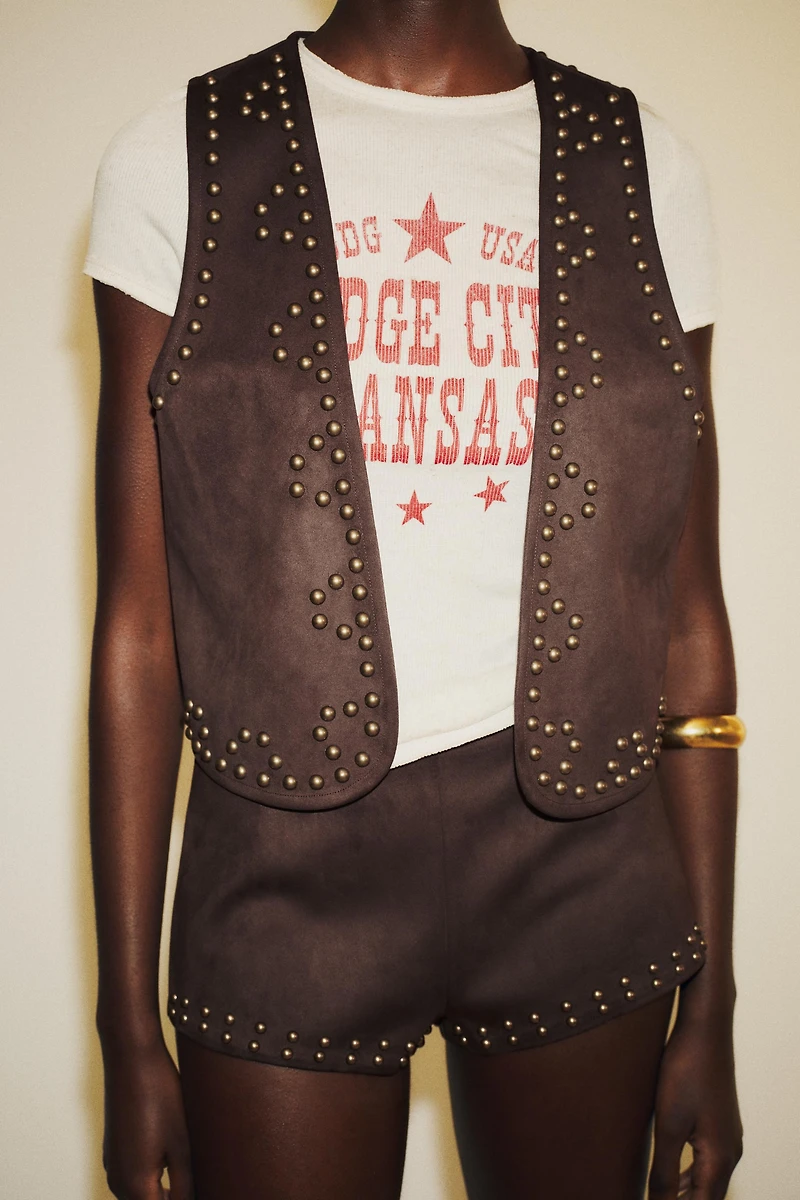 GILET EFFET DAIM À CLOUS