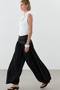 Flowing trousers with contrast detail