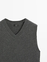 100% cashmere V-neck vest