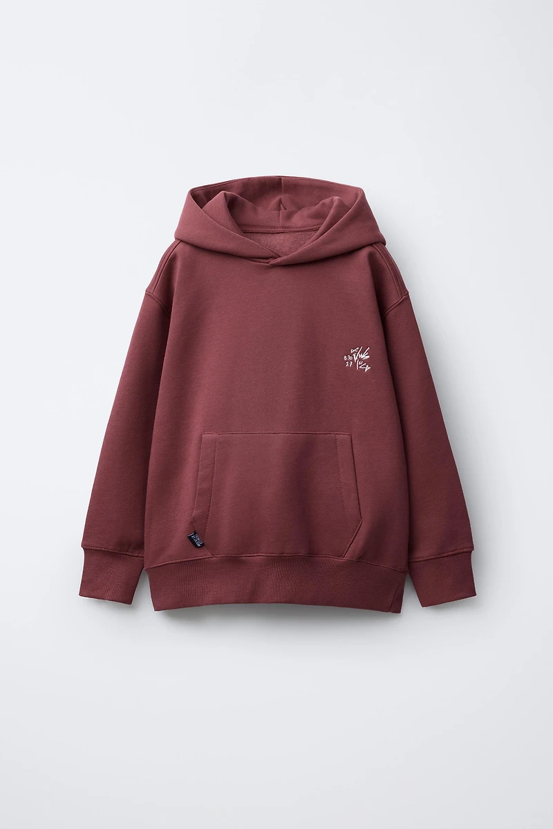 SWEAT À CAPUCHE INSCRIPTION BRODÉE