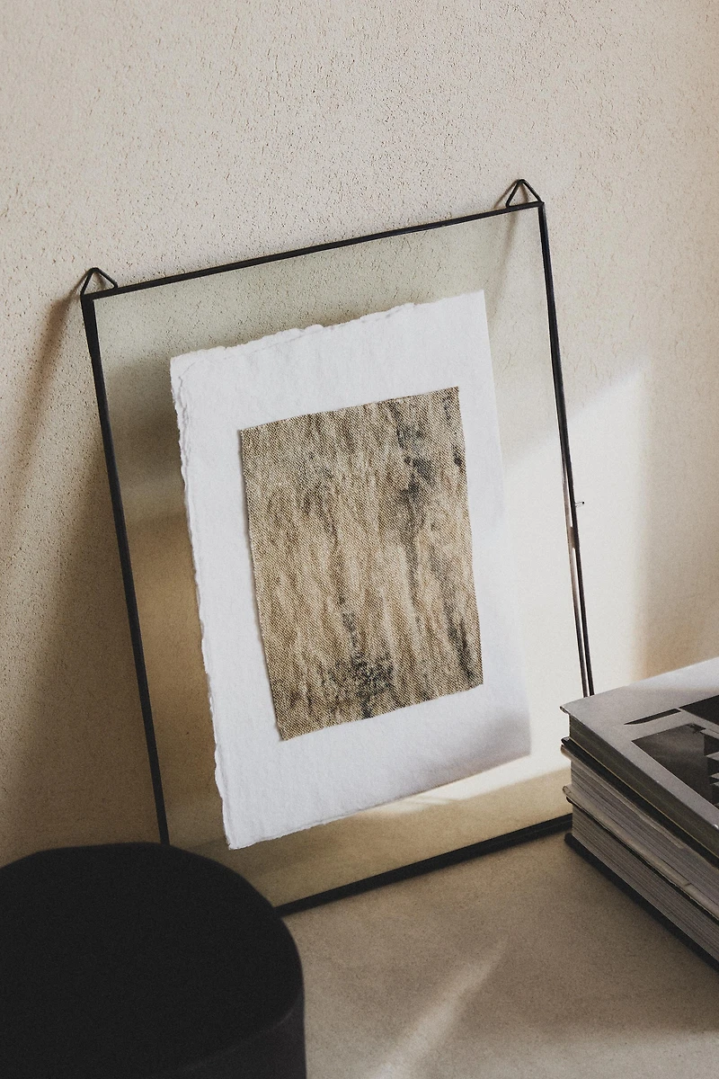 PICTURE FRAME WITH BLACK RIM