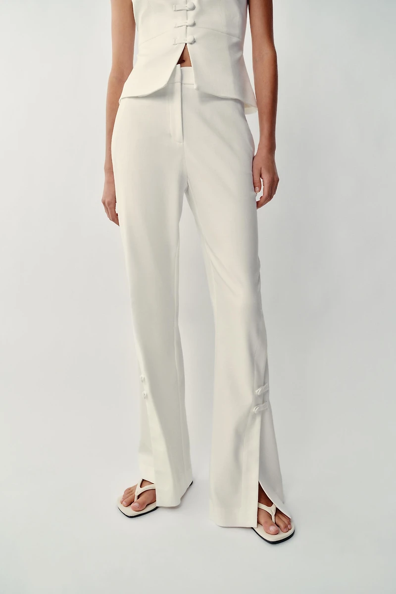 PANTALON À OUVERTURES SUR LE BAS