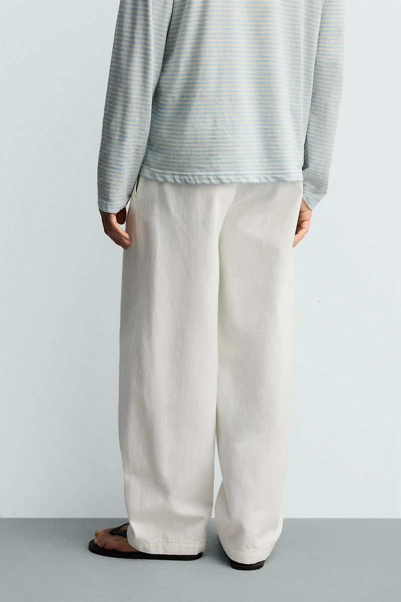 PLEATED BARREL FIT DENIM CHINO PANTS
