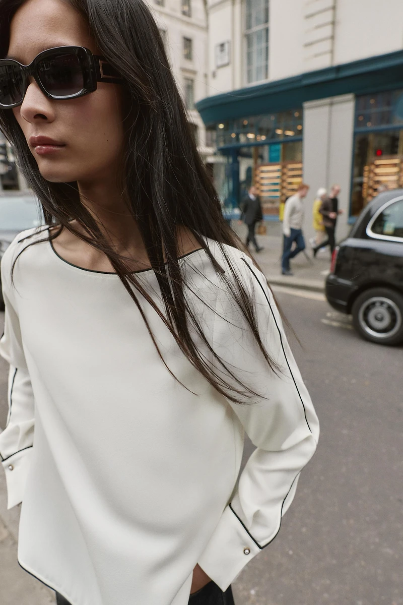 CONTRAST PIPING CREPE BLOUSE