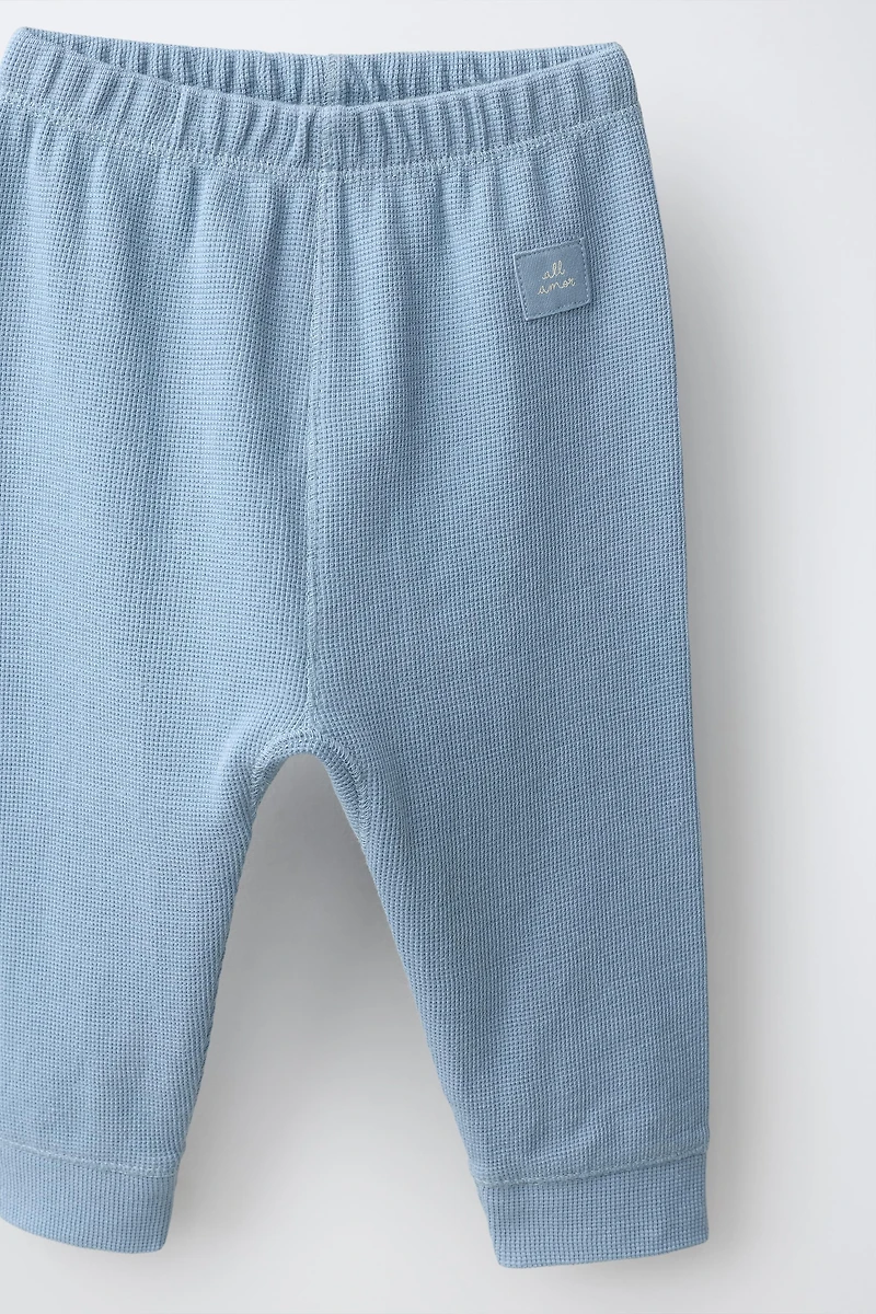 ENSEMBLE T-SHIRT CROISÉ ET LEGGING GAUFRÉ