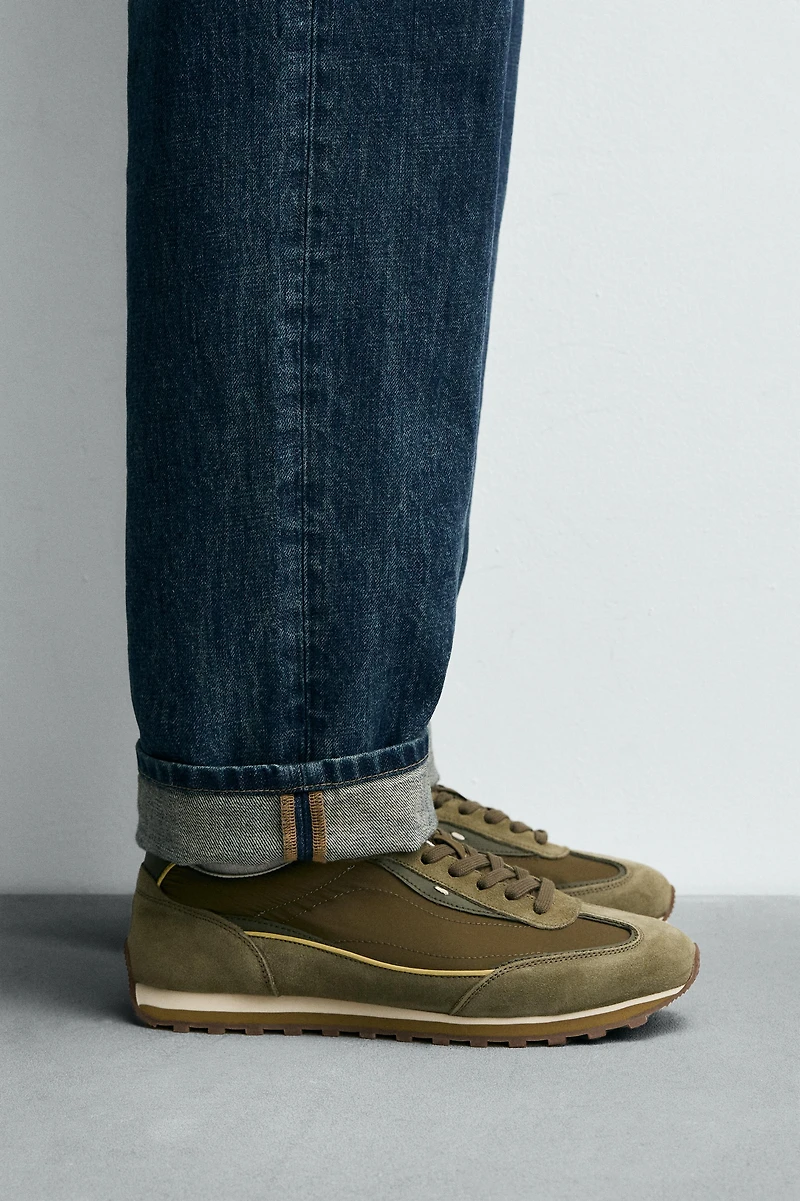 CASUAL SNEAKERS