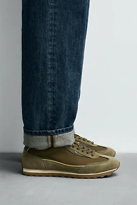 CASUAL SNEAKERS