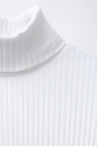 HAUT CÔTELÉ À COL ROULÉ