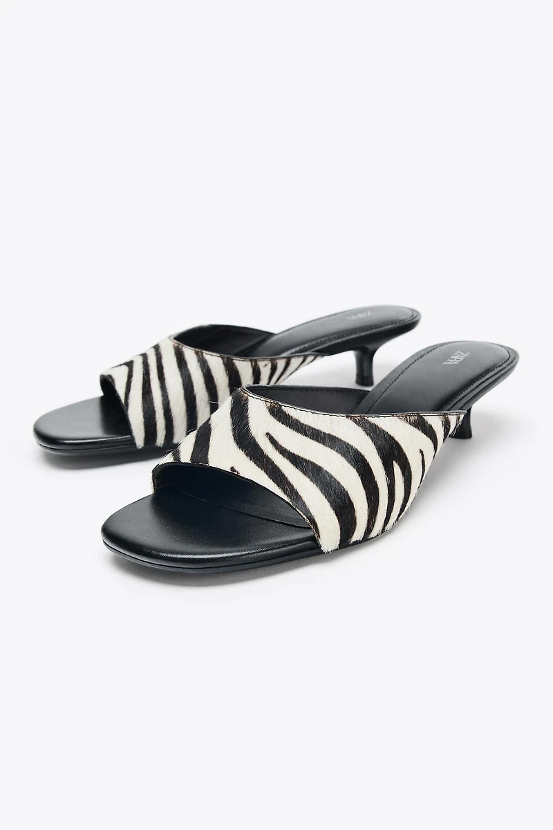MULES À TALONS KITTEN HEELS EN CUIR AVEC IMPRIMÉ ANIMALIER