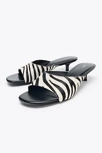 MULES À TALONS KITTEN HEELS EN CUIR AVEC IMPRIMÉ ANIMALIER