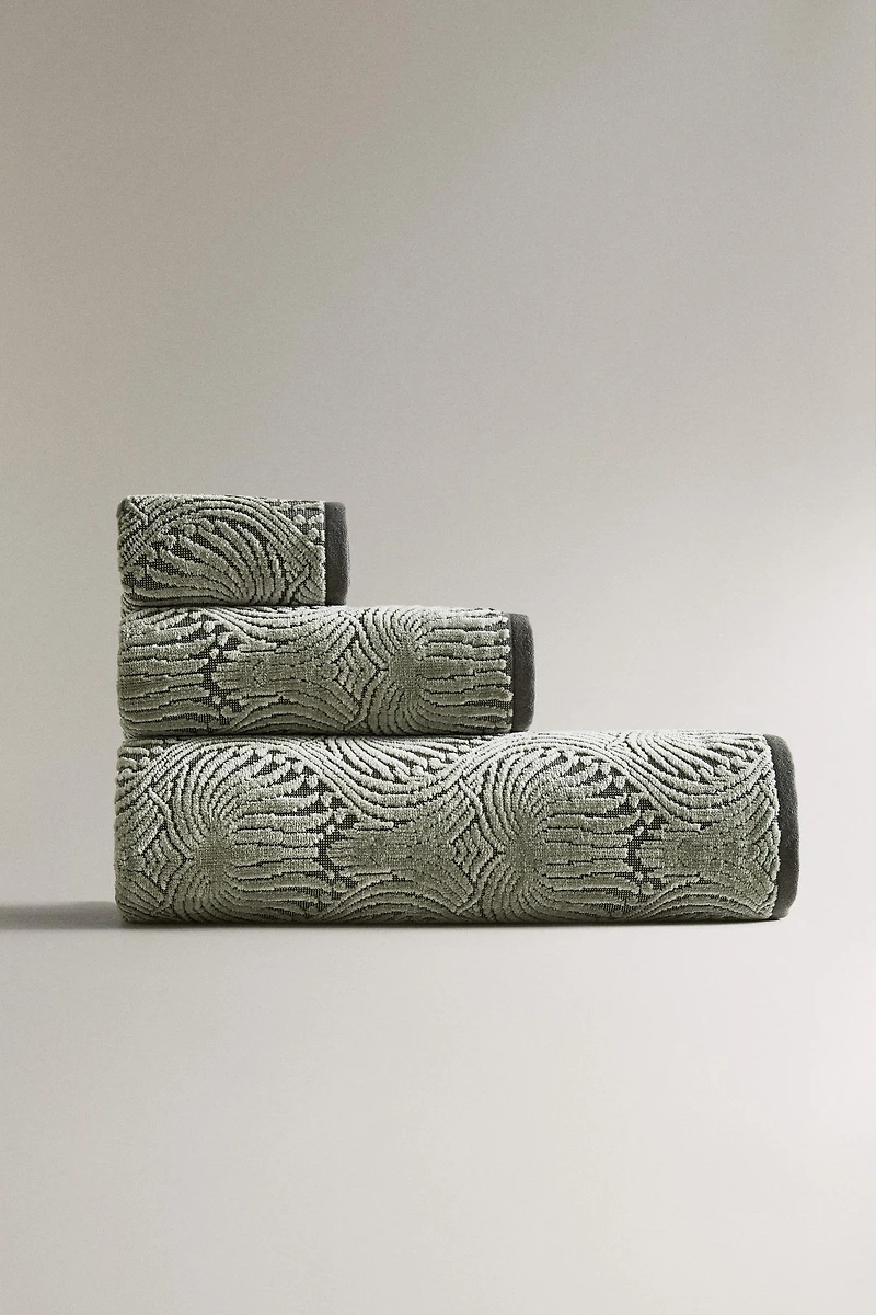 JACQUARD MOSAIC BATH TOWEL