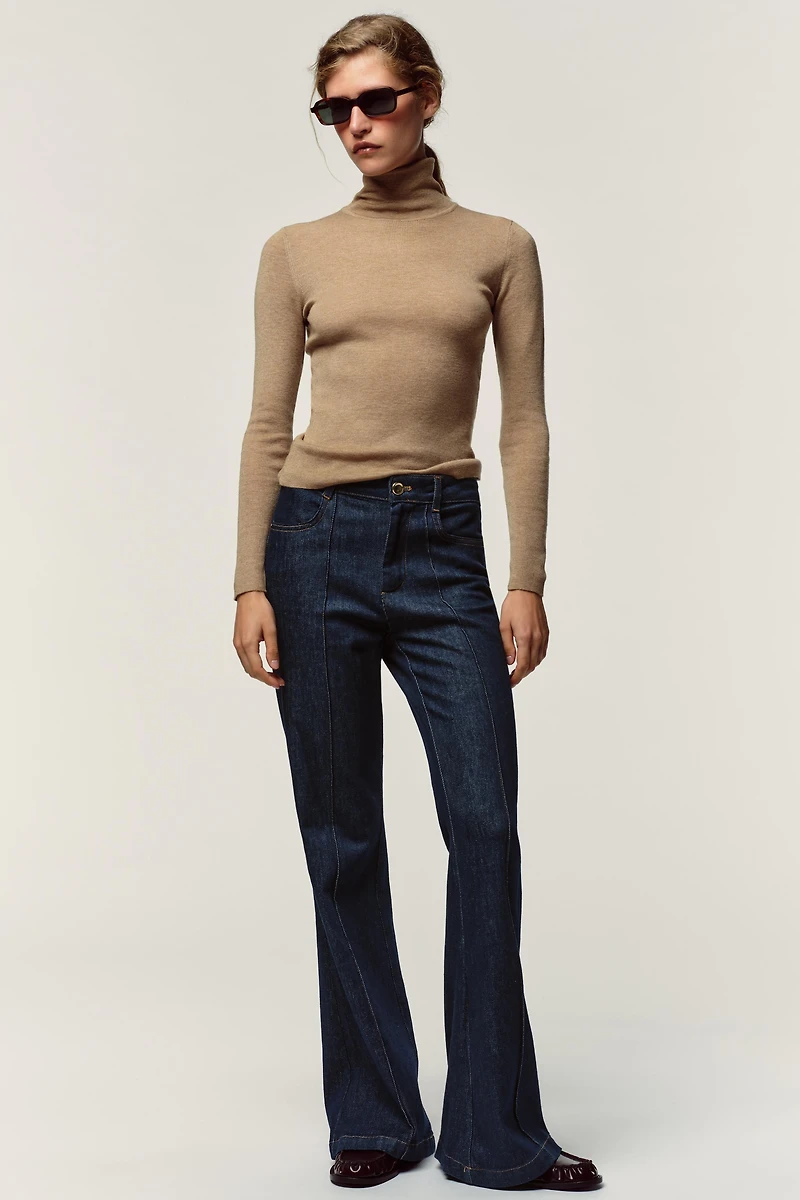 PULL AVEC LAINE À COL MONTANT