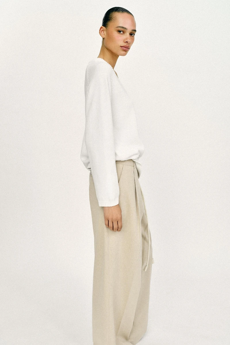 ROUND NECK KNIT SWEATER