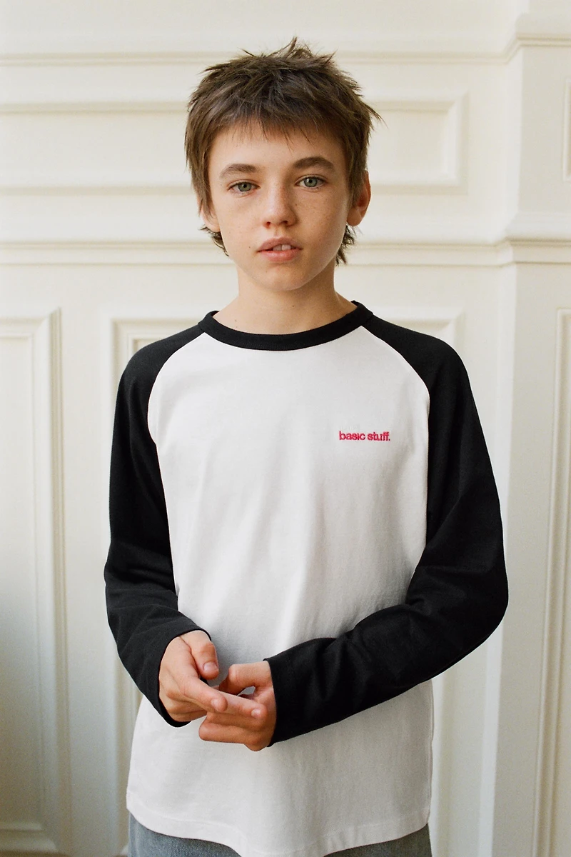 T-SHIRT MANCHES RAGLAN INSCRIPTION BRODÉE