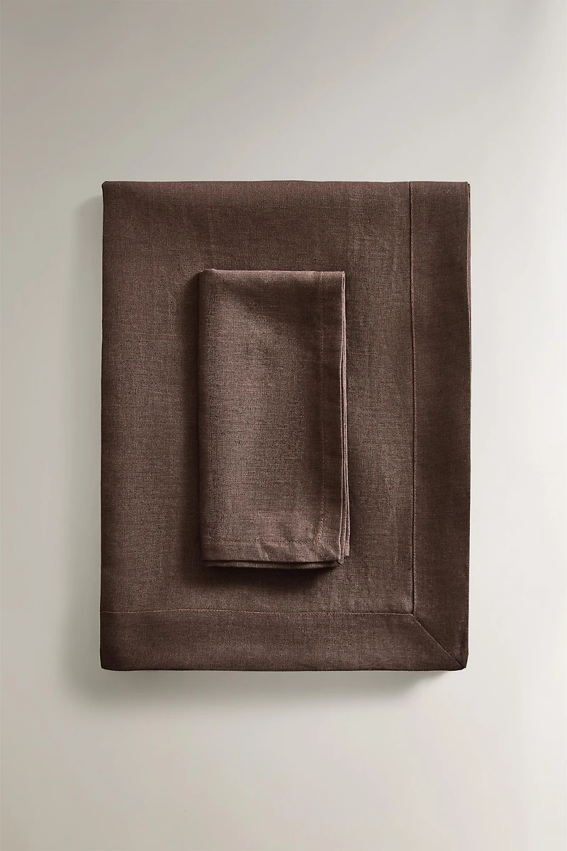 PLAIN-COLOURED LINEN TABLECLOTH