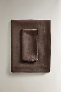 PLAIN-COLOURED LINEN TABLECLOTH