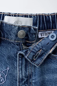 PANTALON DENIM WIDE LEG KUROMI © SANRIO