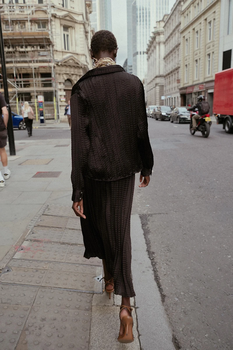 CHEMISE OVERSIZE SATINÉE À EFFET FROISSÉ
