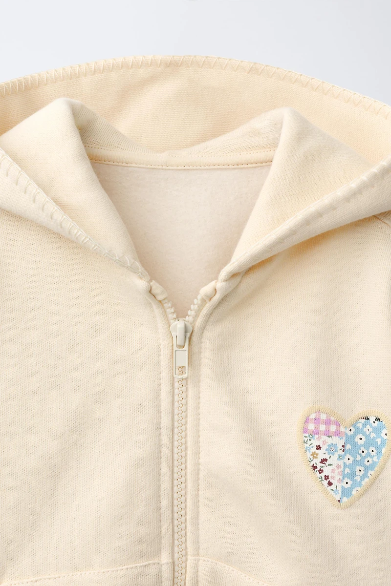 SWEAT À CAPUCHE ET PIÈCE PATCHWORK