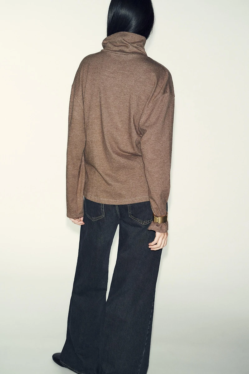 TOP DOUX AVEC DÉCOR MÉTALLIQUE