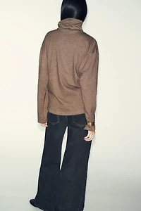 TOP DOUX AVEC DÉCOR MÉTALLIQUE