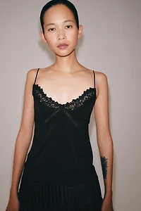 TOP EN DENTELLE À BRETELLES