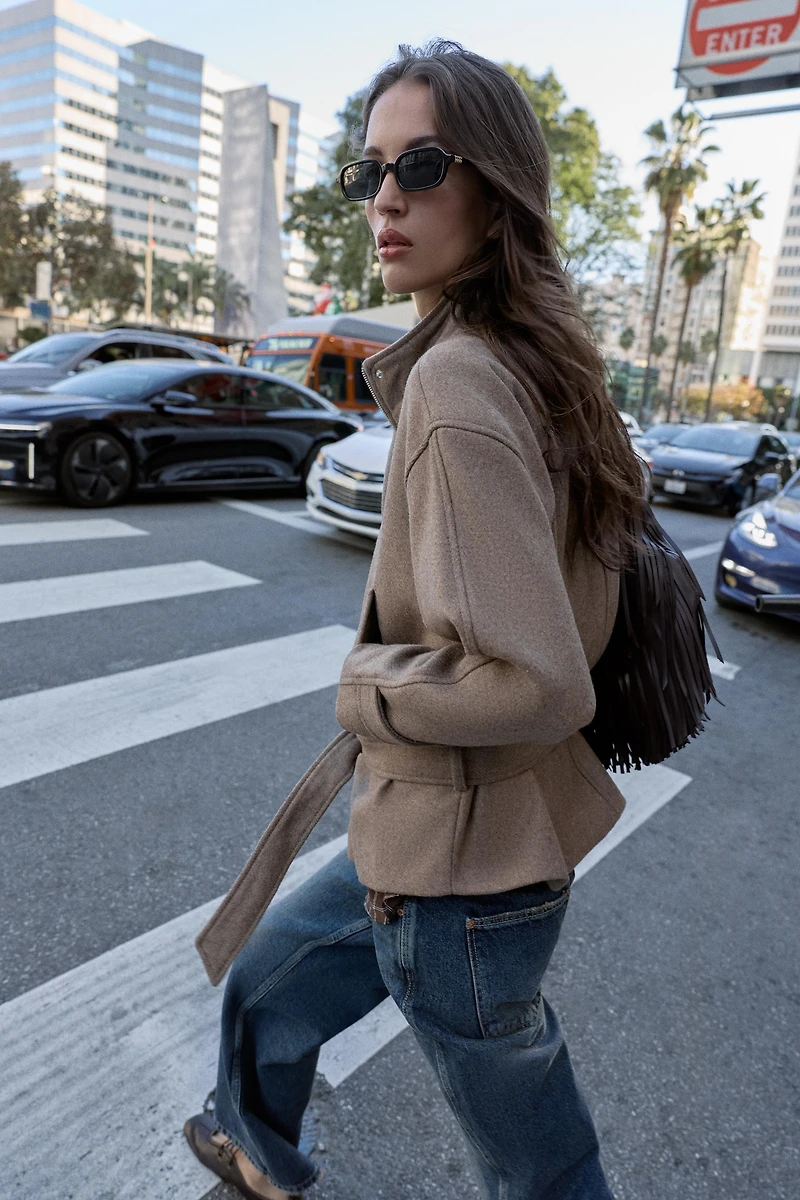 MANTEAU COURT AVEC LAINE ET CEINTURE