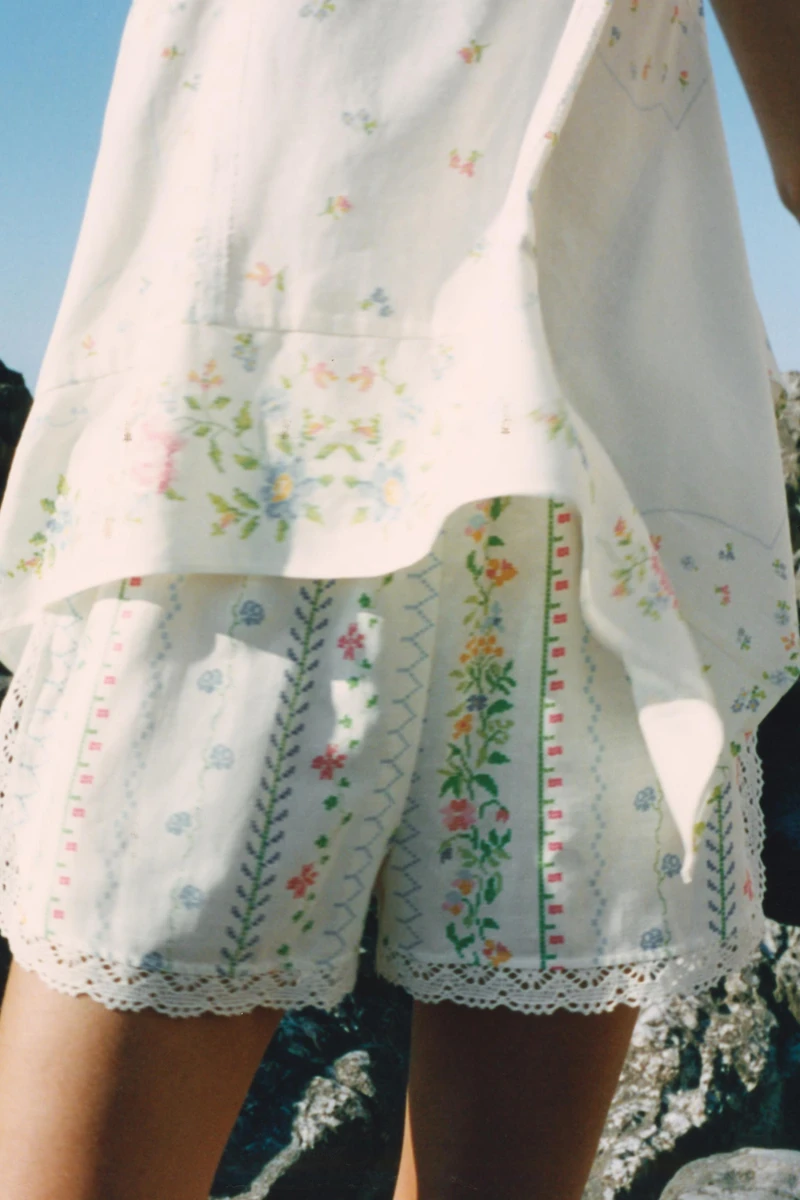 SHORT À IMPRIMÉ FLEURI ET DENTELLE EN LIN