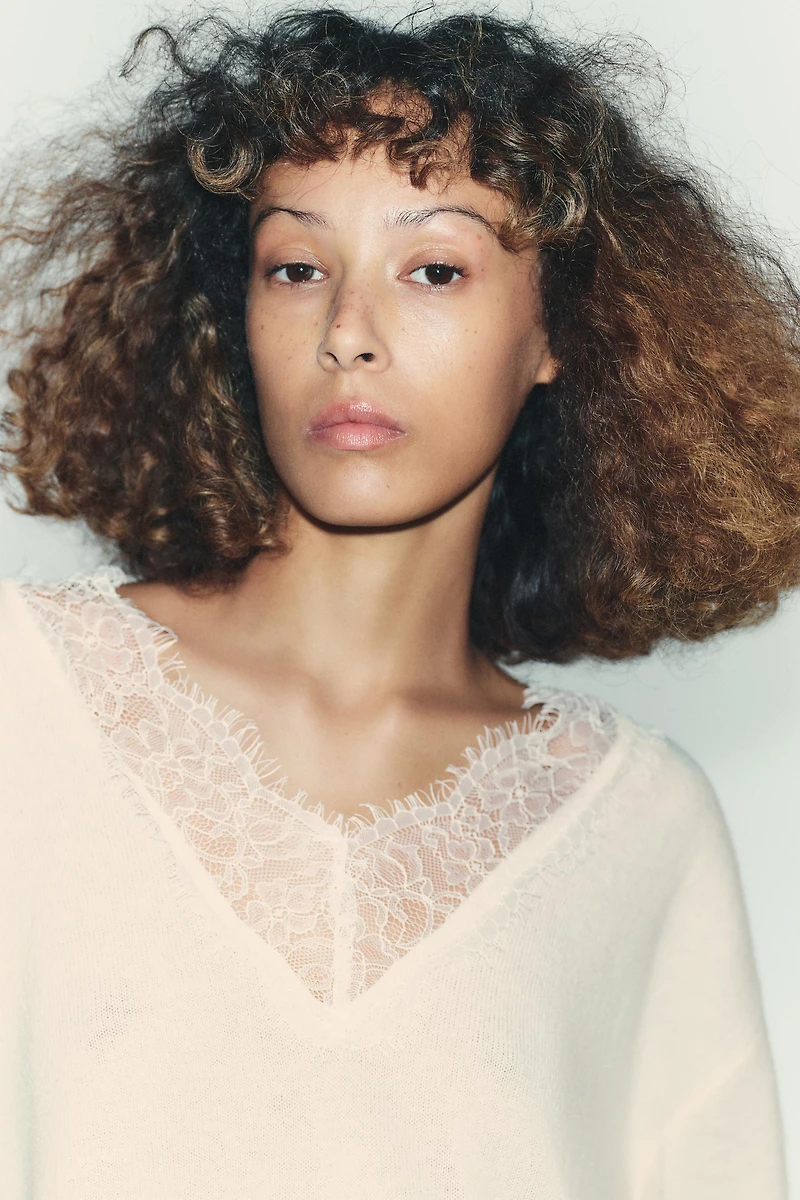PULL EN MAILLE DENTELLE AVEC LAINE