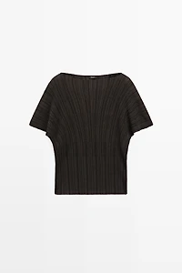 Total look pleated top with striped detail