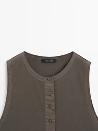 Top with contrast trim detail