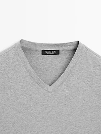 100% cotton V-neck T-shirt