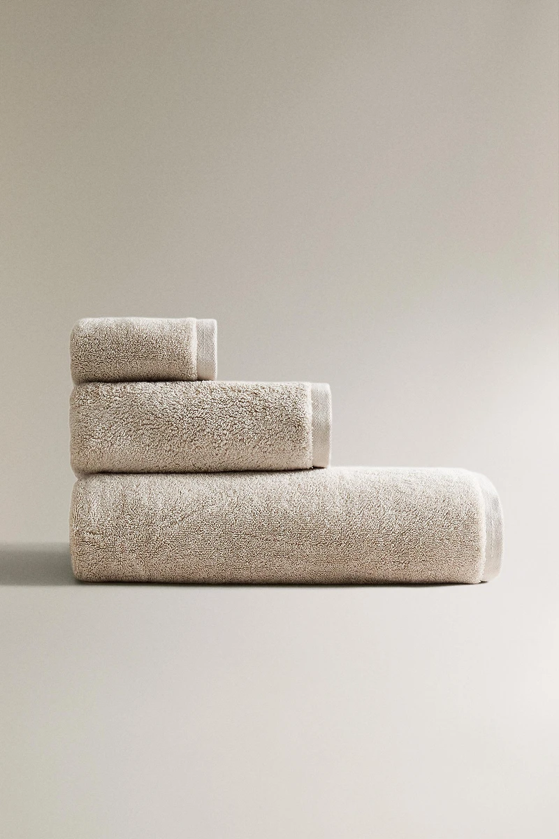 EXTRA SOFT COTTON BATH TOWEL (700 GXM²)