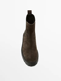 Flat Chelsea boots with track sole