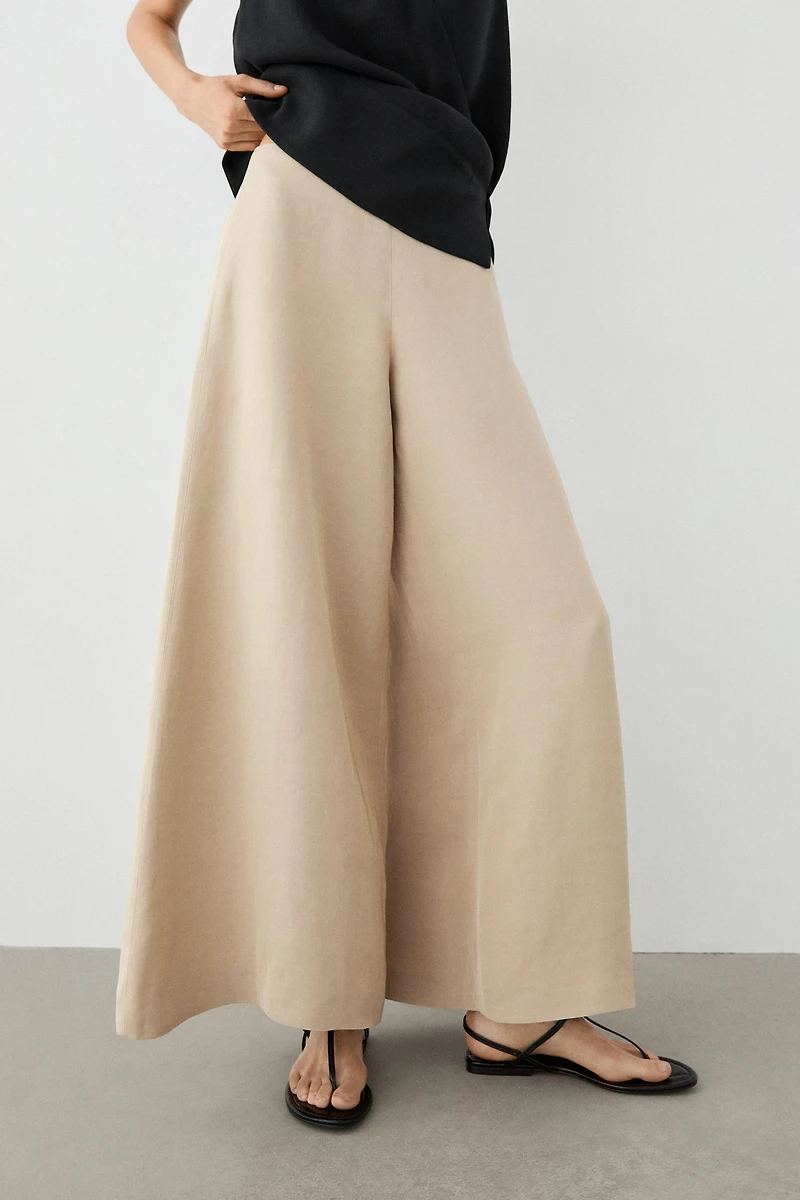 Wide-leg voluminous trousers