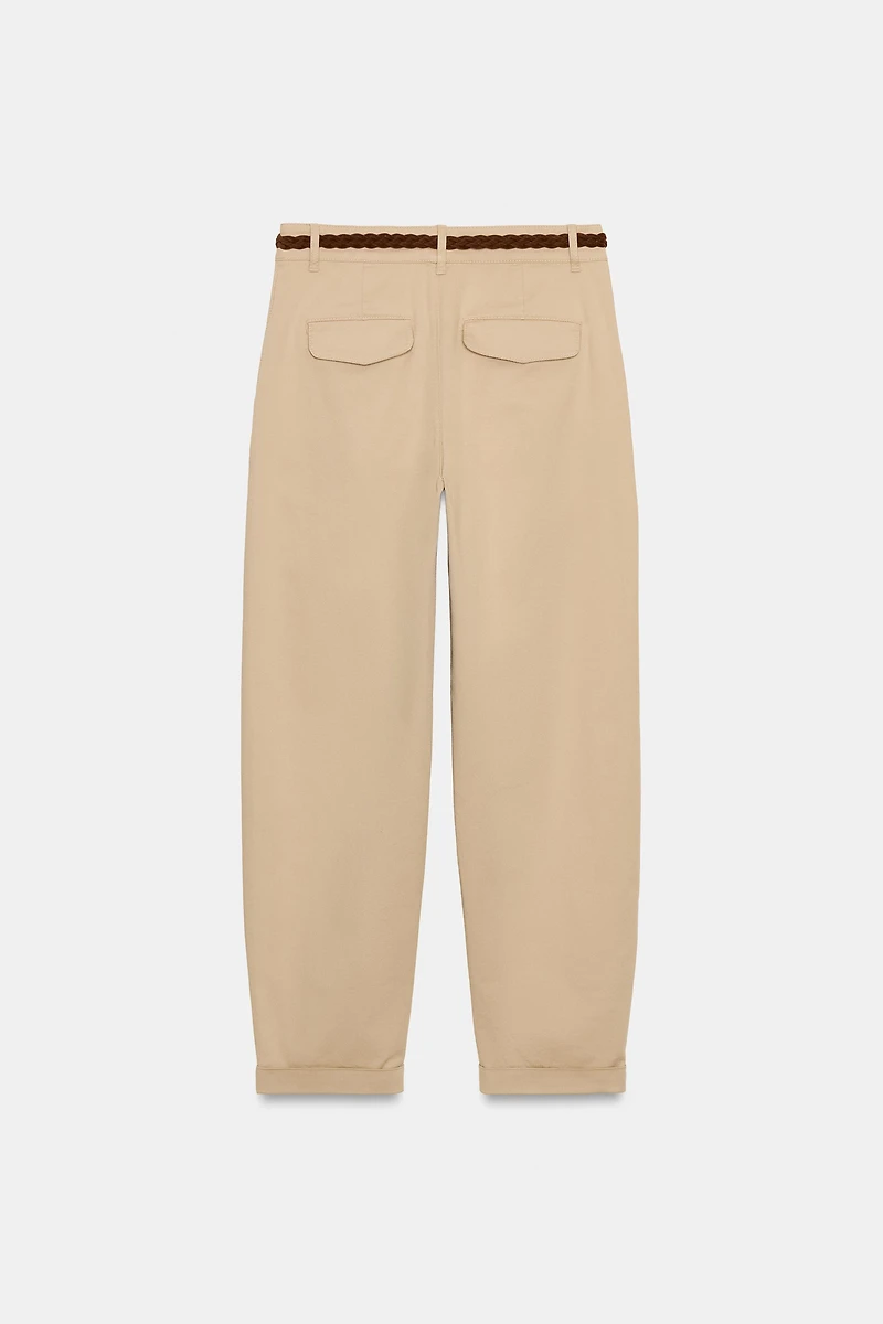 PANTALON CHINO AVEC CEINTURE TRESSÉE