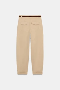 PANTALON CHINO AVEC CEINTURE TRESSÉE