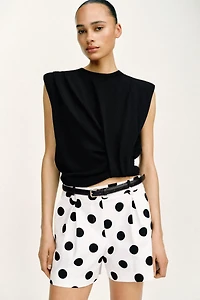 SHORT À PINCES ET CEINTURE