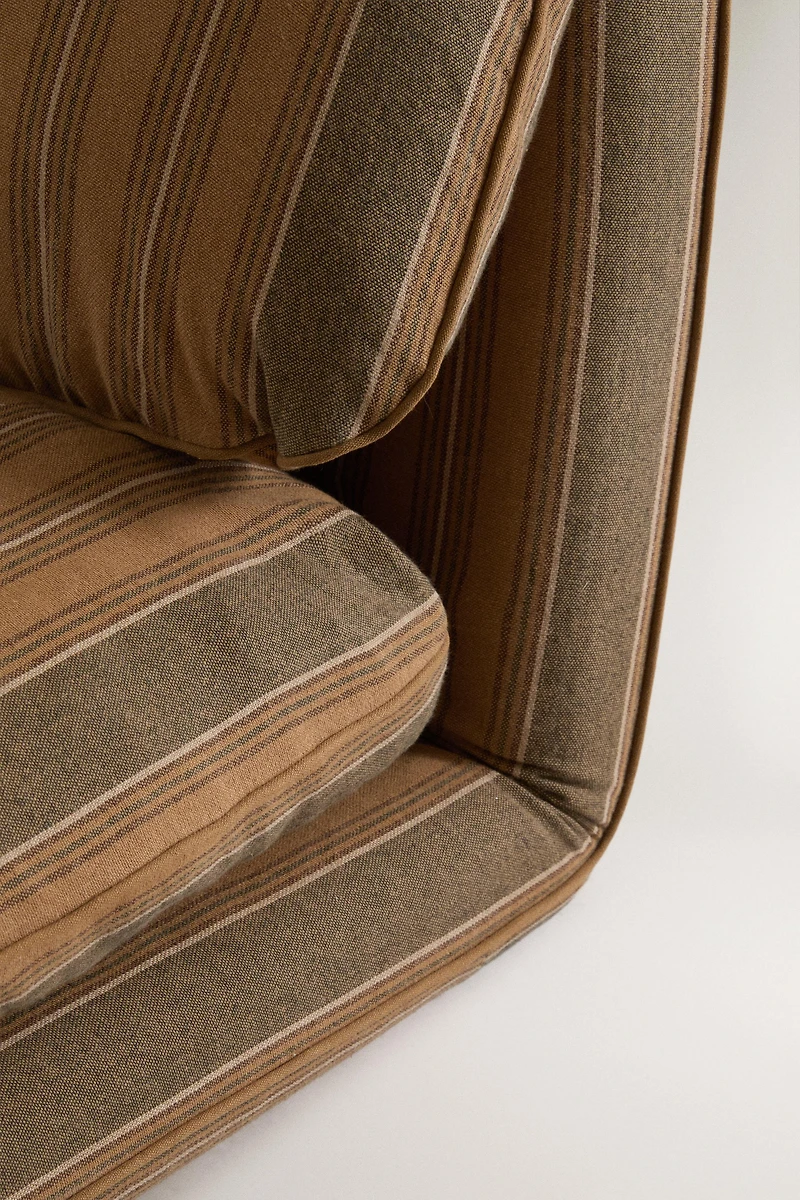 STRIPED FOLDABLE LOUNGE CHAIR