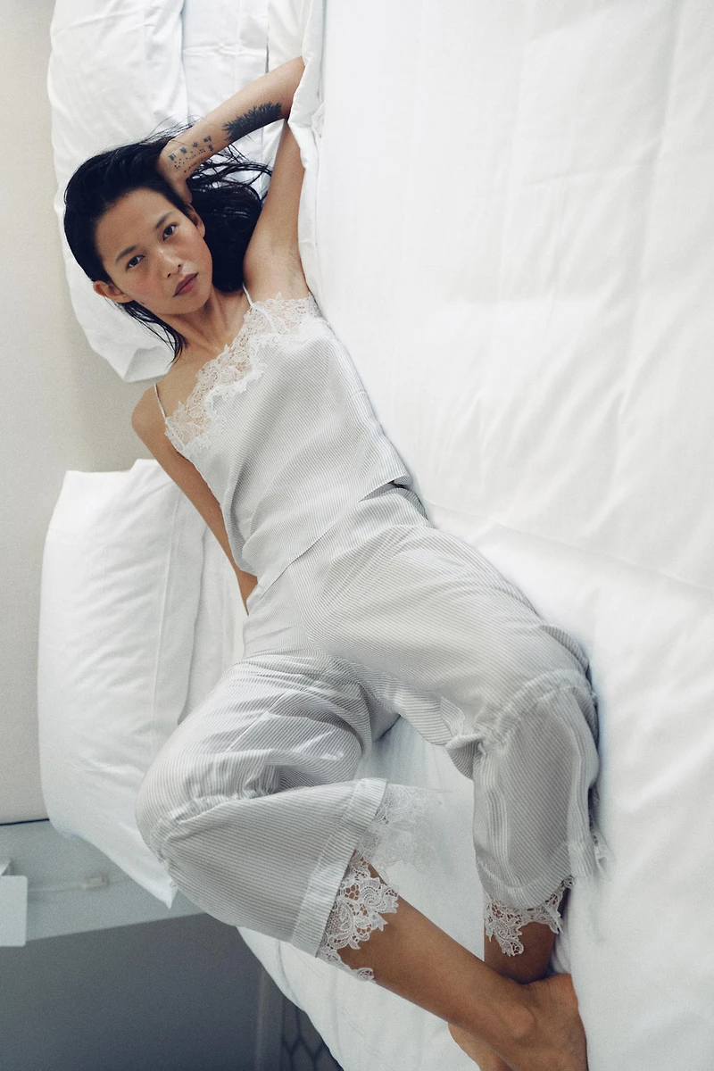 STRIPED LACE CAPRI PANTS