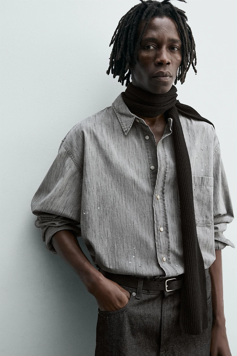 CHEMISE EN JEAN DÉLAVÉ À ÉCLABOUSSURES