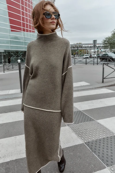 PULL EN MAILLE AVEC LISERÉS CONTRASTE