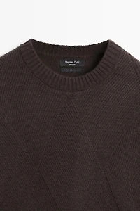 Cashmere wool blend knit sweater with crew neck