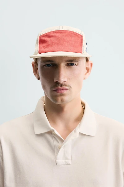 CONTRASTING FLAT BRIM CAP