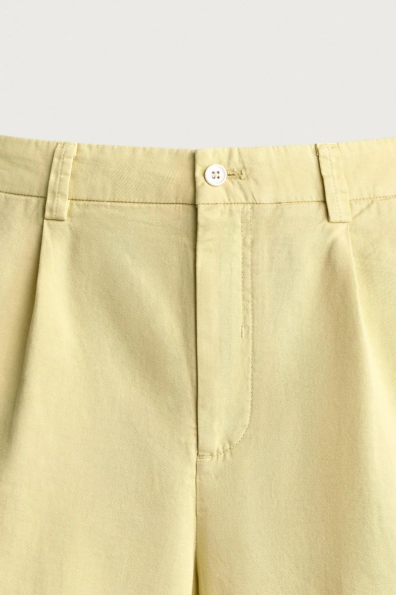 REGULAR FIT PLEATED SHORTS